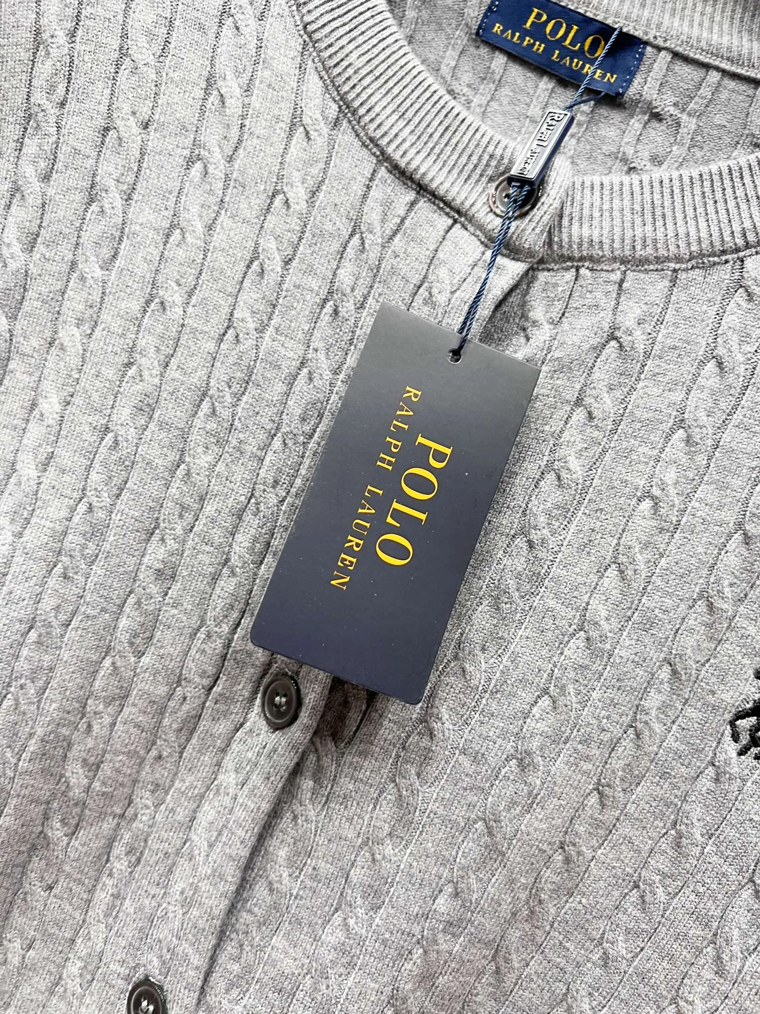 P180 Style number: (Q054) Ralph Lauren classic round neck solid color pony embroidered logo knitted cardigan long sleeves Ralph Lauren classic basic versatile twist knitted cardigan long sleeves Main supply platform live broadcast Wholesale entities Replenish when out of stock Not removed from the shelves Quality 1:1 version Complete three labels Correct version of pony logo Imported quality cotton yarn Focus on high-end Cost-effective Good quality Needless to say Zhao Lusi's same style is really amazing. It's so sweet. I'm so pretty. This cardigan is really good-looking. The upper body is simple and easy to wear. It's a must-have for goddess ootd. Good-looking clothes are never picky. A must-have in the wardrobe of goddesses. Size: S-XL. Color: black, apricot, gray, navy blue, red, white.
